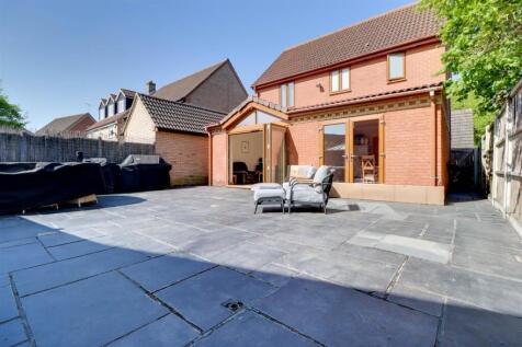 8 JOHNSONS CLOSE-11.jpg