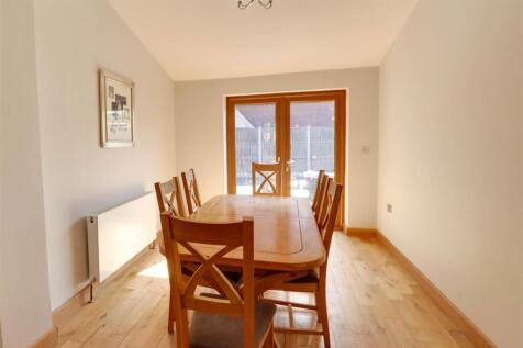 8 JOHNSONS CLOSE-5.jpg