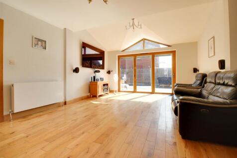 8 JOHNSONS CLOSE-8.jpg