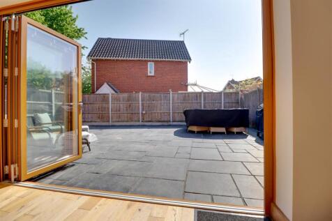 8 JOHNSONS CLOSE-10.jpg