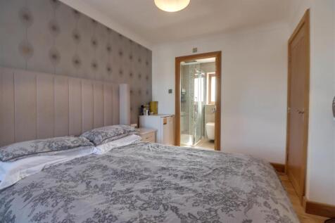 8 JOHNSONS CLOSE-17.jpg