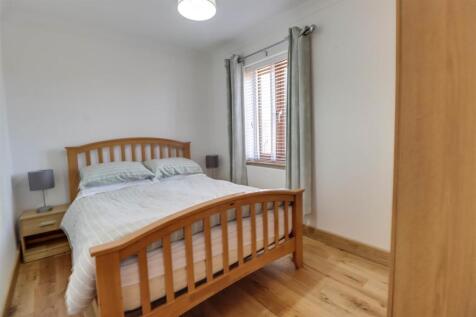 8 JOHNSONS CLOSE-12.jpg