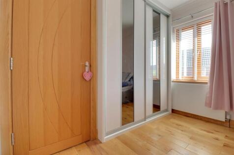 8 JOHNSONS CLOSE-13.jpg