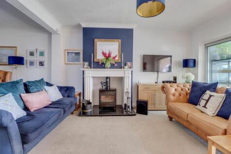 67 GUERNSEY GARDENS INSIDE-4.jpg