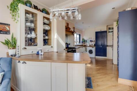 67 GUERNSEY GARDENS INSIDE-7.jpg