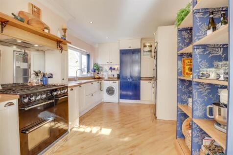 67 GUERNSEY GARDENS INSIDE-9.jpg