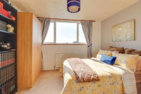 67 GUERNSEY GARDENS INSIDE-15.jpg