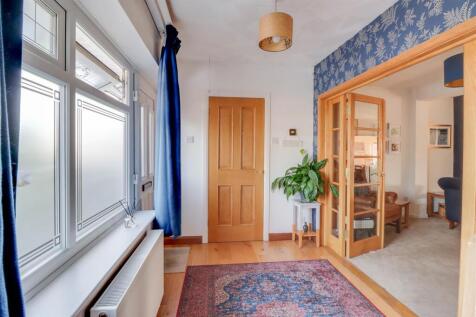 67 GUERNSEY GARDENS INSIDE-18.jpg