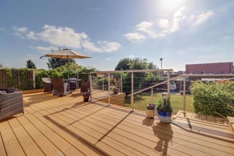 67 GUERNSEY GARDENS INSIDE-21.jpg