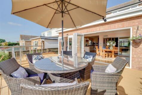 67 GUERNSEY GARDENS INSIDE-24.jpg