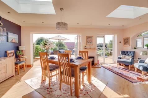 67 GUERNSEY GARDENS INSIDE-25.jpg