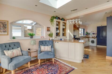 67 GUERNSEY GARDENS INSIDE-8.jpg