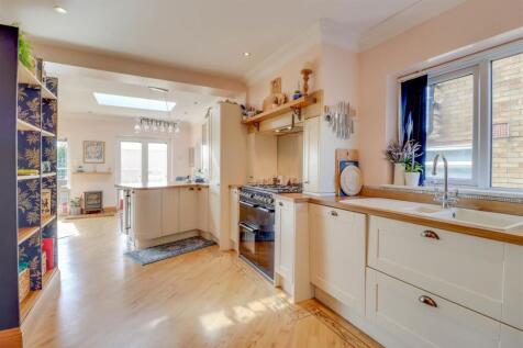 67 GUERNSEY GARDENS INSIDE-10.jpg