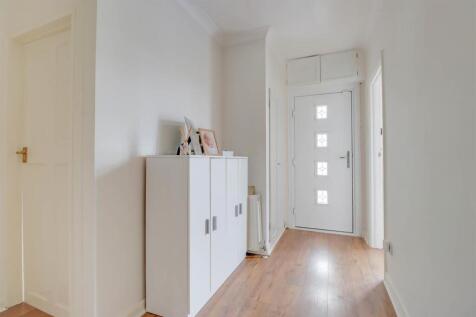 60 GUERNSEY GARDENS INSIDE-2.jpg