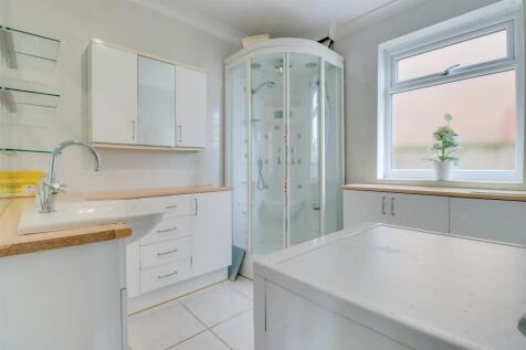 60 GUERNSEY GARDENS INSIDE-4.jpg