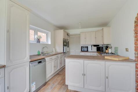60 GUERNSEY GARDENS INSIDE-8.jpg