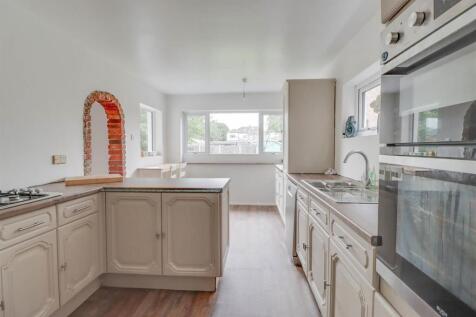 60 GUERNSEY GARDENS INSIDE-9.jpg