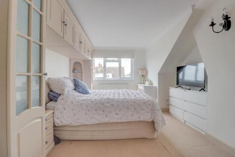 60 GUERNSEY GARDENS INSIDE-15.jpg
