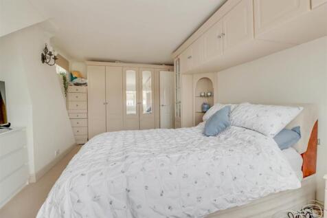 60 GUERNSEY GARDENS INSIDE-11.jpg