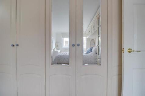 60 GUERNSEY GARDENS INSIDE-12.jpg