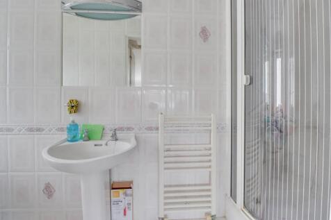 60 GUERNSEY GARDENS INSIDE-14.jpg