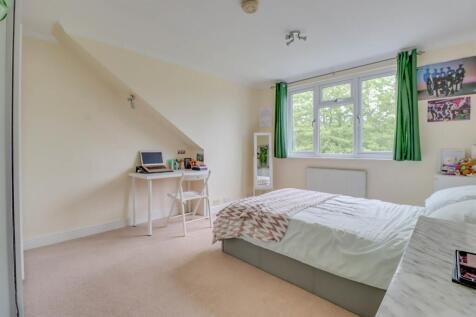 60 GUERNSEY GARDENS INSIDE-16.jpg