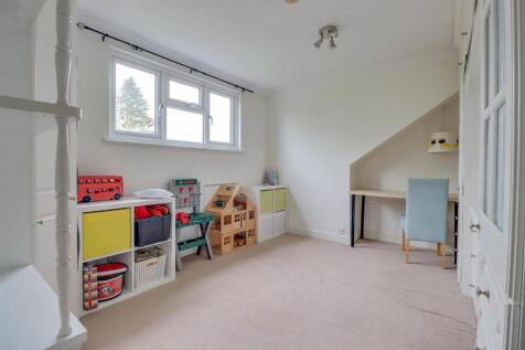 60 GUERNSEY GARDENS INSIDE-17.jpg