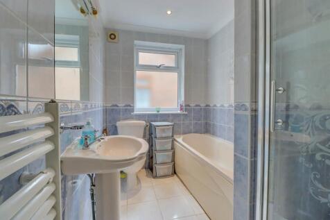 60 GUERNSEY GARDENS INSIDE-19.jpg