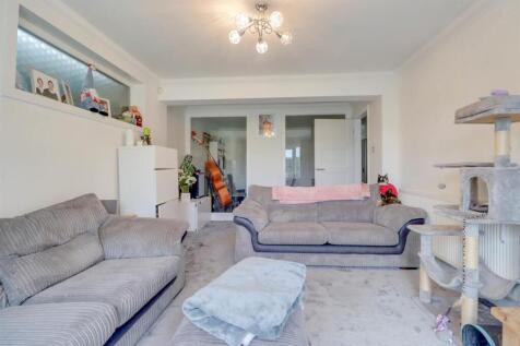 19 FRIERN GARDENS INSIDE-3.jpg