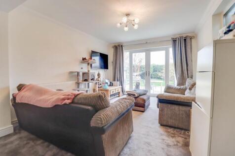19 FRIERN GARDENS INSIDE-2.jpg