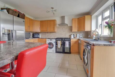 19 FRIERN GARDENS INSIDE-21.jpg