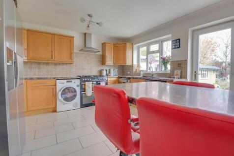 19 FRIERN GARDENS INSIDE.jpg