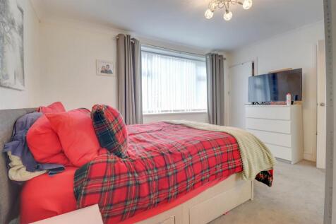 19 FRIERN GARDENS INSIDE-8.jpg