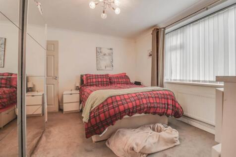 19 FRIERN GARDENS INSIDE-10.jpg