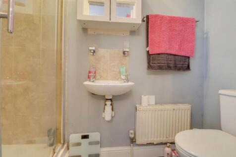 19 FRIERN GARDENS INSIDE-9.jpg