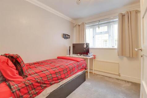 19 FRIERN GARDENS INSIDE-5.jpg