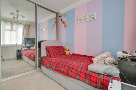 19 FRIERN GARDENS INSIDE-12.jpg