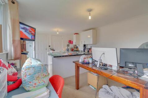 19 FRIERN GARDENS INSIDE-15.jpg
