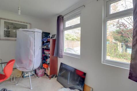 19 FRIERN GARDENS INSIDE-16.jpg