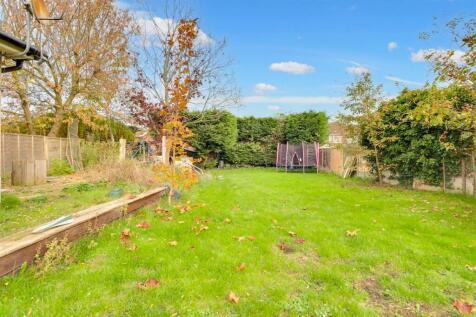 19 FRIERN GARDENS INSIDE-17b.jpg