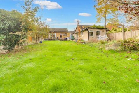 19 FRIERN GARDENS INSIDE-18b.jpg