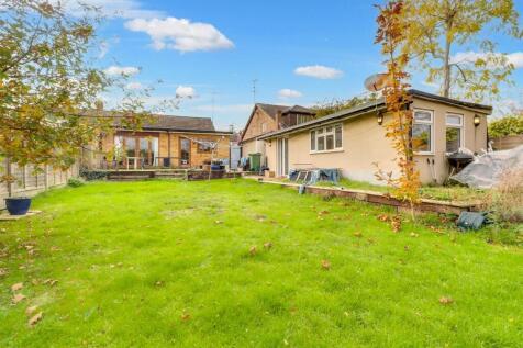 19 FRIERN GARDENS INSIDE-19b.jpg