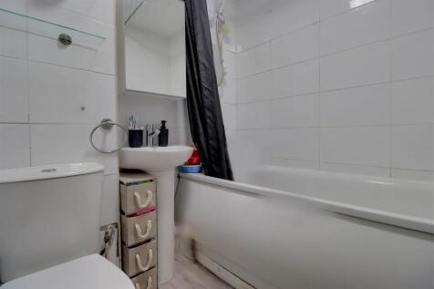 61 HORKSLEY bathroom blurred.jpg