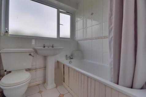 32 VIKING WAY 2025 bathroom blurred.jpg