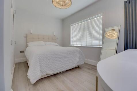 3 LEASWAY INSIDE-5.jpg