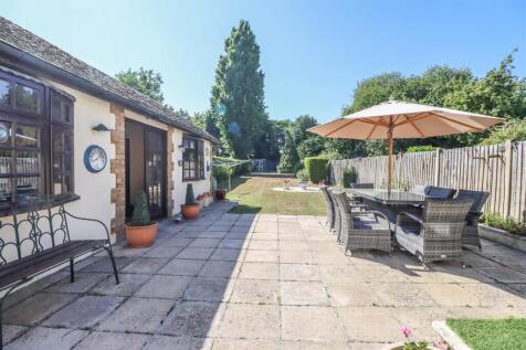 111 RUNWELL ROAD GARDEN-2.jpg