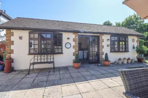 111 RUNWELL ROAD GARDEN-3.jpg