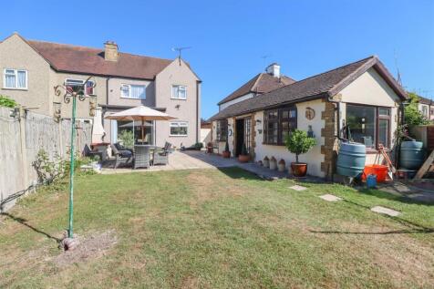 111 RUNWELL ROAD GARDEN-5.jpg