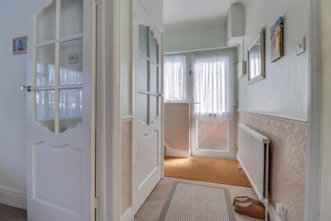 111 RUNWELL ROAD INSIDE-12.jpg