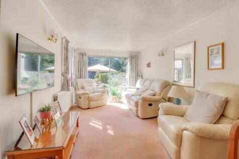 111 RUNWELL ROAD INSIDE-14.jpg